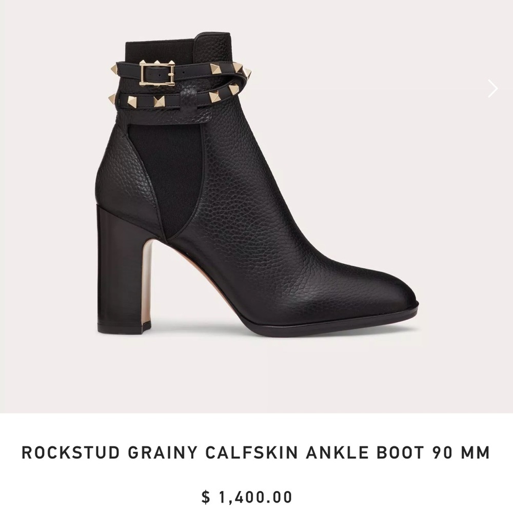 ROCKSTUD GRAINY CALFSKIN ANKLE BOOT 90 MM